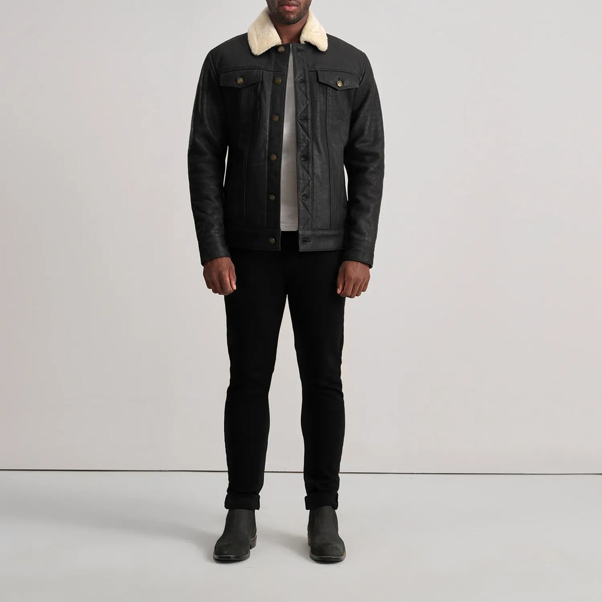 
Dallis Tumbled Black Shearling Trucker Jacket - 展现立体袖型与合身版型的侧身视角