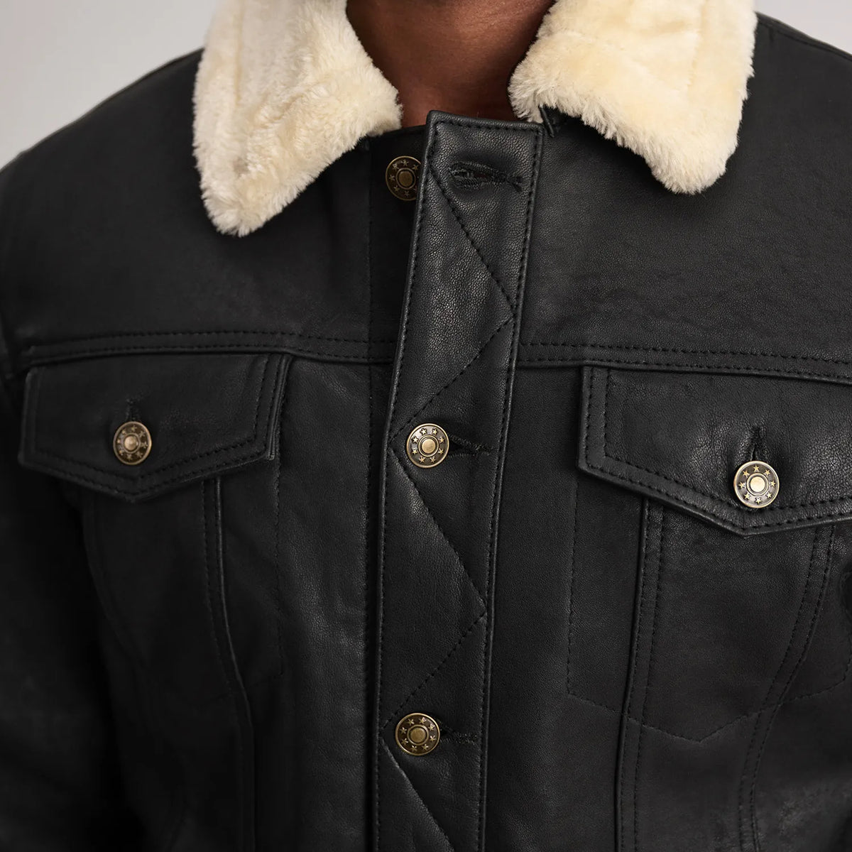 
内衬展示 Showing Fully Faux Fur Lined & 内部双侧实用暗袋