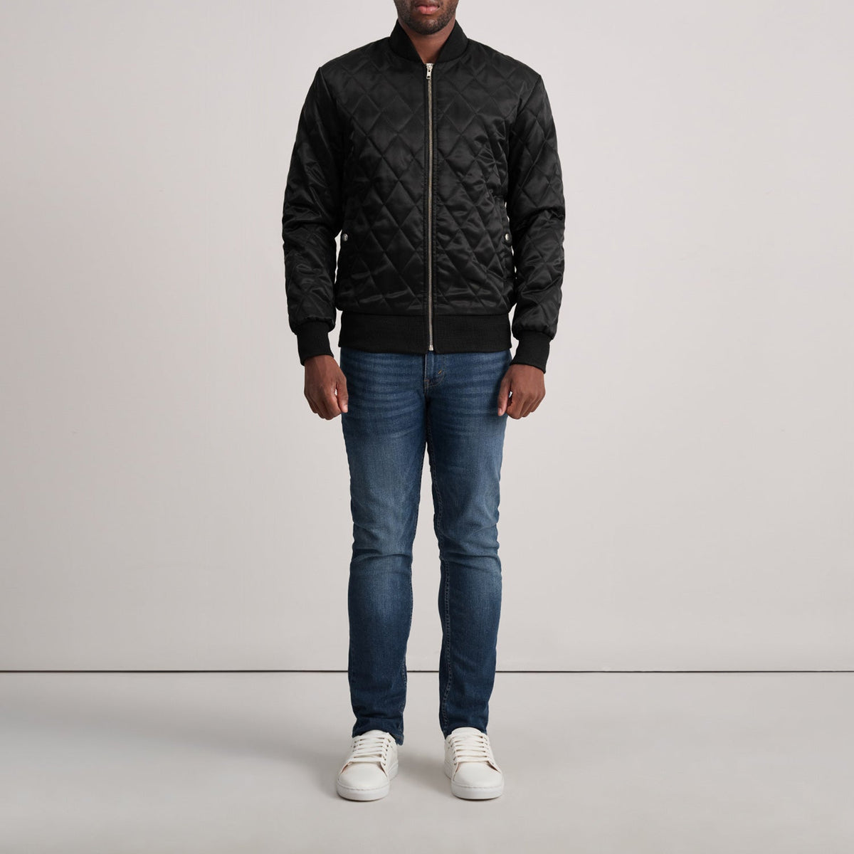 Close-Up Detail of Varsity &amp; Zipper Hardware on Danson Quilted 黑色 Varsity 真皮夹克 男士