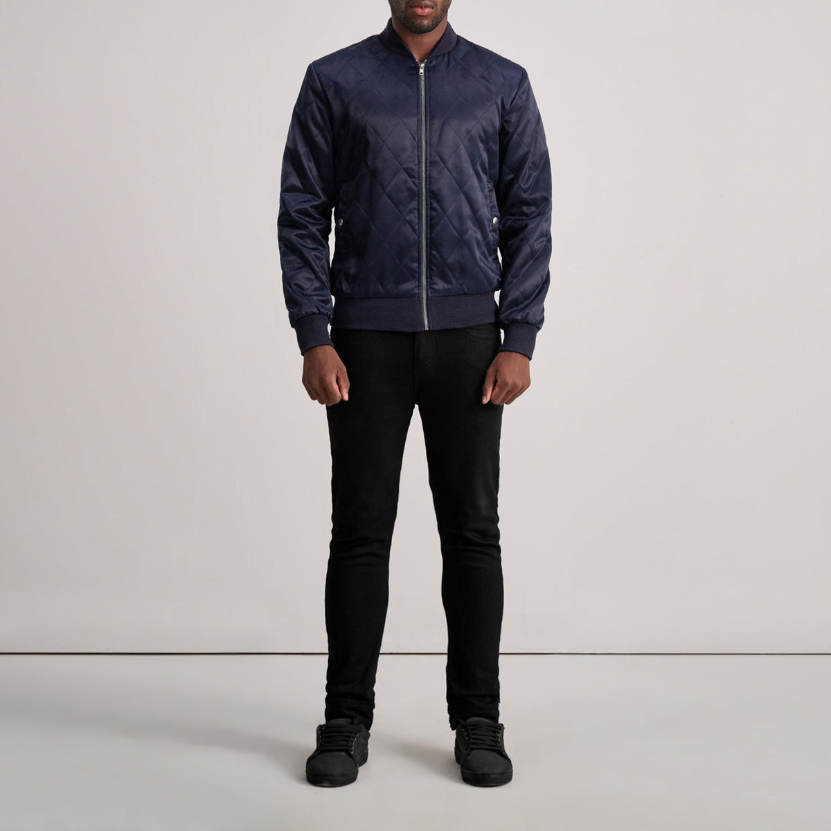 Close-Up Detail of Varsity &amp; Zipper Hardware on Danson Quilted Blue Varsity 真皮夹克 男士