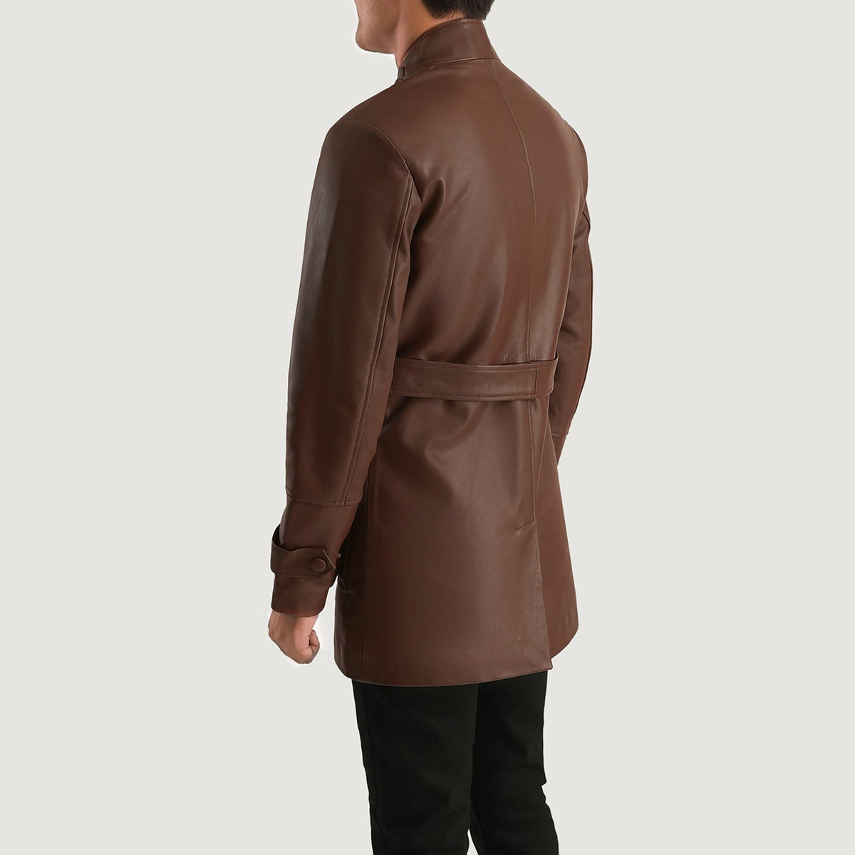 Close-Up Detail of High neck with Belt &amp; Snap button Hardware on Dolf 棕色 真皮夹克 男士