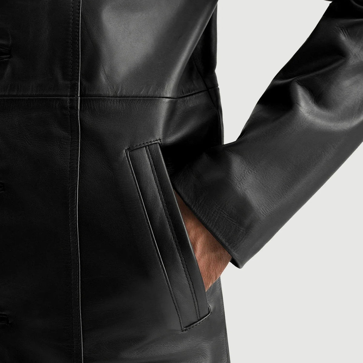 Close-Up Detail of Notch &amp; Button Hardware on Men's Don Long 黑色 真皮大衣 男士