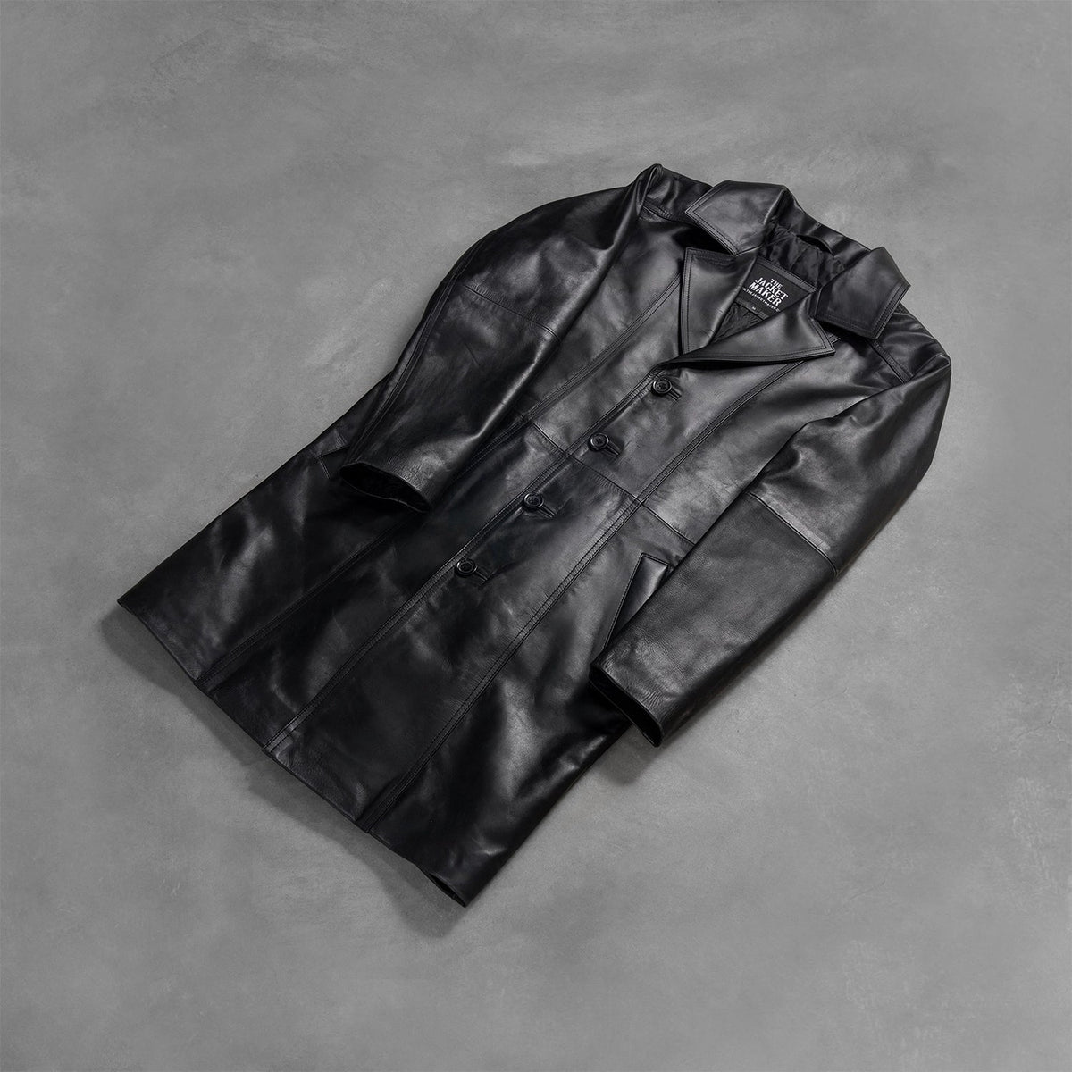 Styled Fit Perspective of Men's Don Long 黑色 真皮大衣 男士 on Model - Natural Daylight Drape