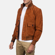 
模特上身效果： Eaton Brown Suede Bomber Jacket 模特试穿展示（自然光垂坠质感）