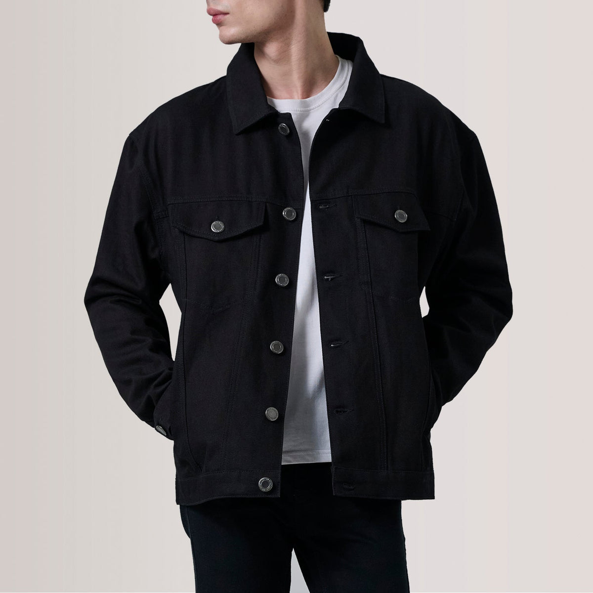 
Eddie 经典黑 Oversized Denim Trucker 真皮夹克 男士 For Men 经典黑色头层牛皮 - 正面版型与定制立体剪裁轮廓 | 官方商城选购