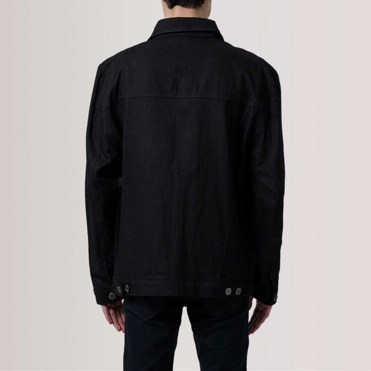 
细节特写 of Classic Collar & Heavy-Duty Zipper Hardware on Eddie 经典黑 Oversized Denim Trucker 真皮夹克 男士 For Men