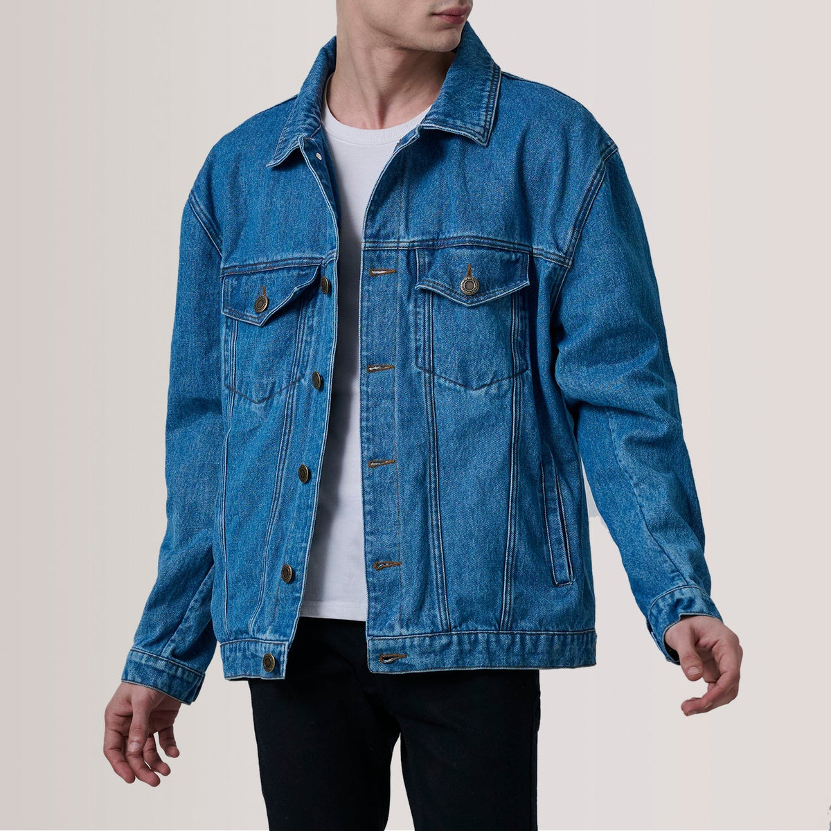 
Eddie Dark 深海蓝 Oversized Denim Trucker 真皮夹克 男士 For Men in Dark Blue Full-Grain Leather - 正面版型与定制立体剪裁轮廓 | 官方商城选购