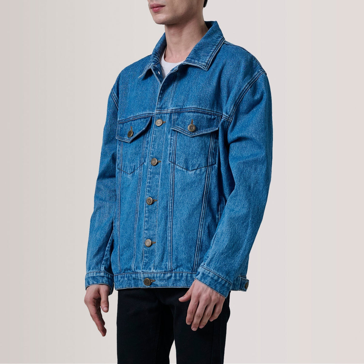 
Eddie Dark 深海蓝 Oversized Denim Trucker 真皮夹克 男士 For Men - 展现立体袖型与合身版型的侧身视角