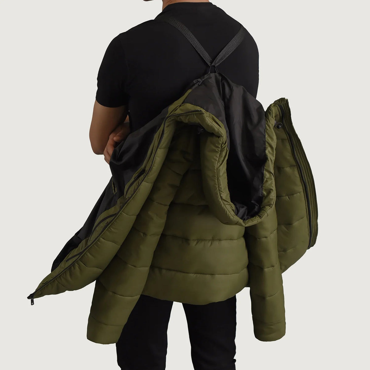 
细节特写 of Classic Collar & Zipper With Wind Flap Hardware on Erico 墨绿色 Hooded Puffer 真皮夹克 男士