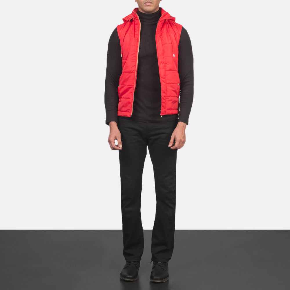 
Fuston 中国红 连帽羽绒夹棉马甲 男士 - 展现立体袖型与合身版型的侧身视角