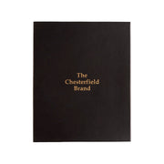 
模特上身效果： Giftset Leather Writing Case and Pen (Passport holder) 模特试穿展示（自然光垂坠质感）