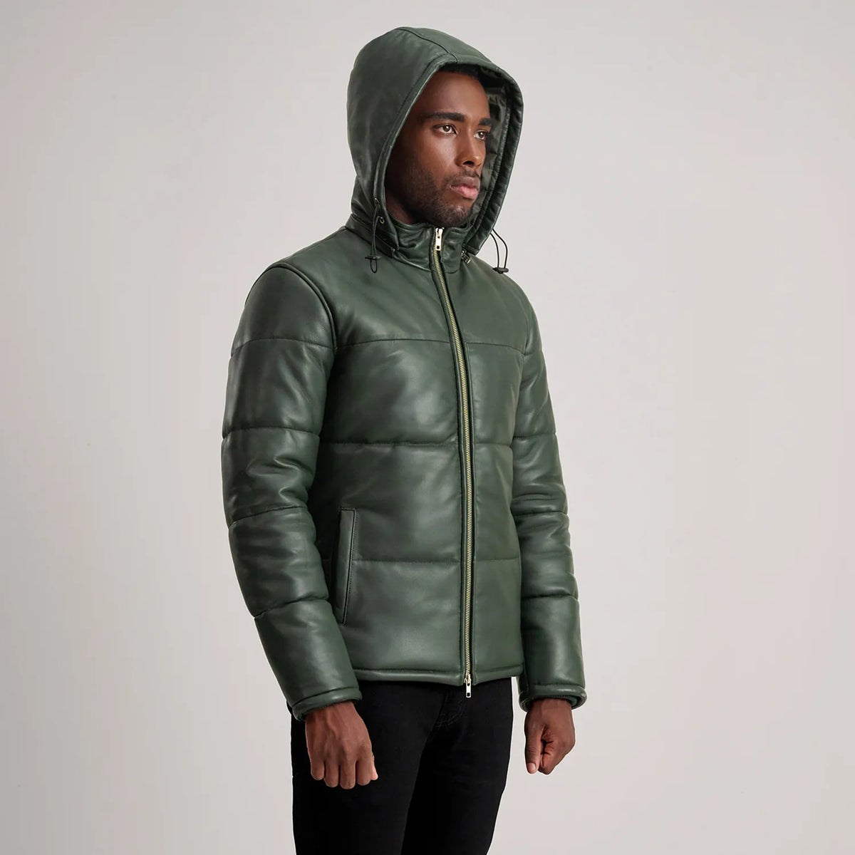 
模特上身效果： Gordon Tan Hooded Leather Puffer Jacket 模特试穿展示（自然光垂坠质感）