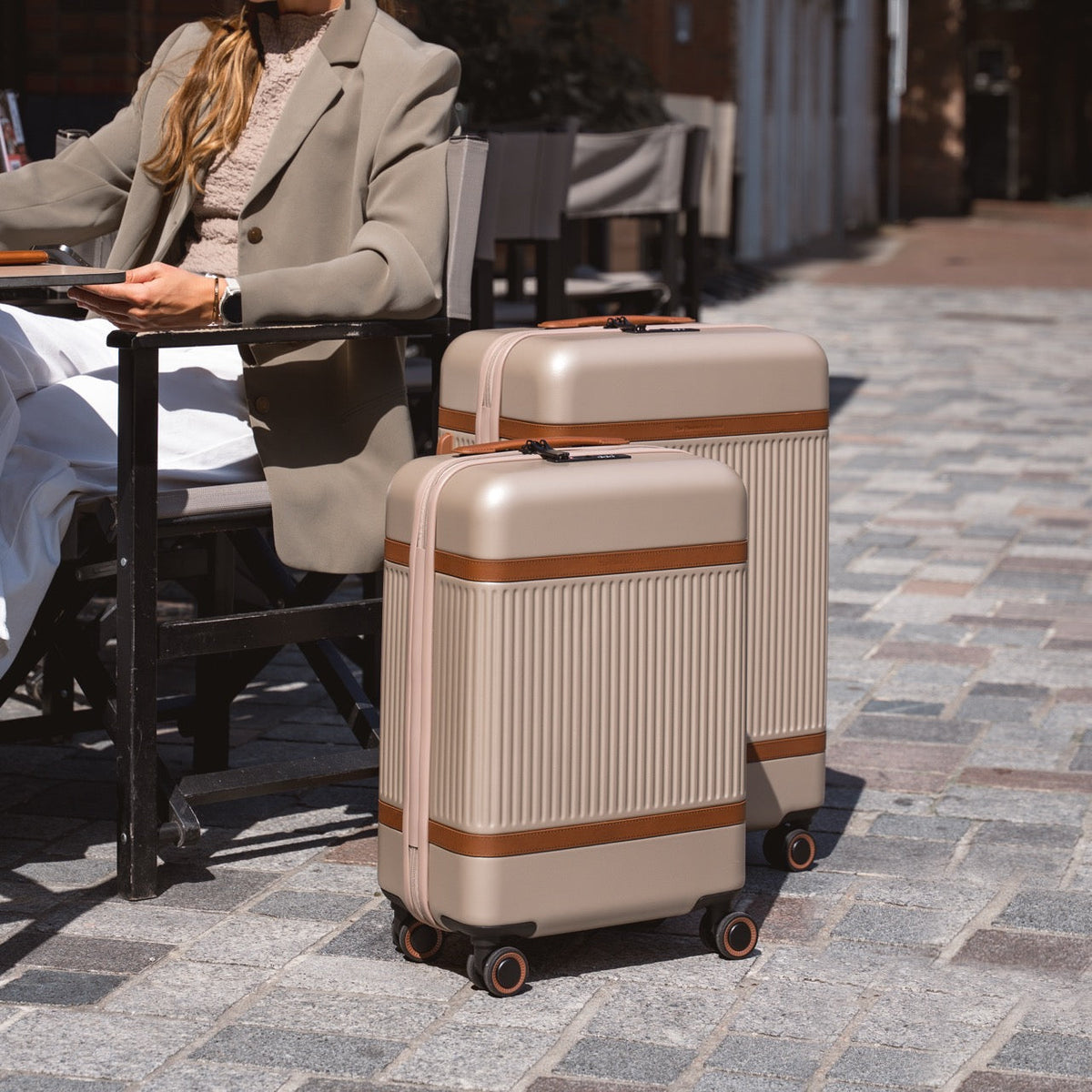 
细节特写 of Classic Collar & Heavy-Duty Zipper Hardware on Hand Luggage Suitcase Zuna 女士