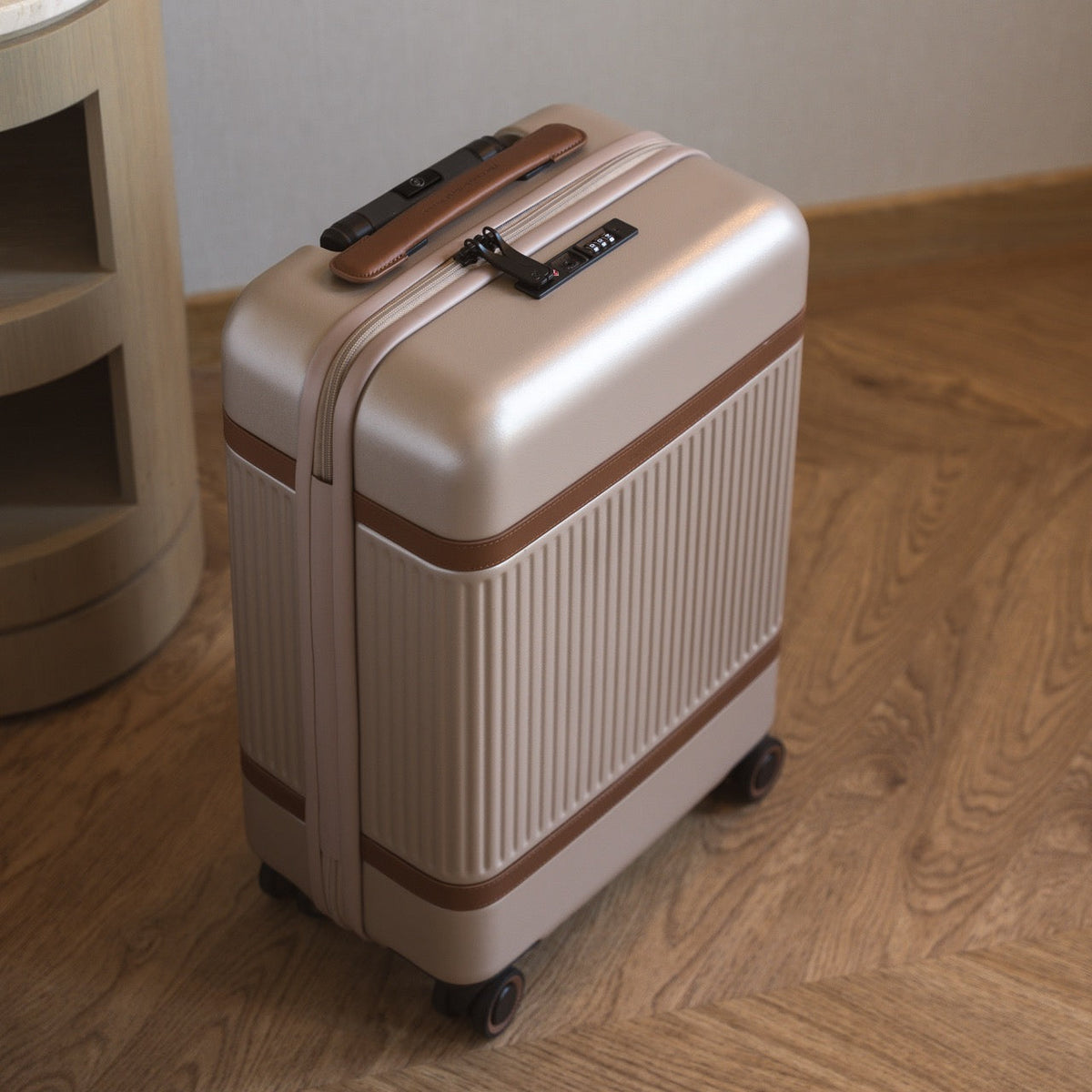 
Hand Luggage Suitcase Zuna 女士 - 展现肩线贴合与利落下摆的背部视角