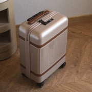 
Hand Luggage Suitcase Zuna 女士 - 展现肩线贴合与利落下摆的背部视角