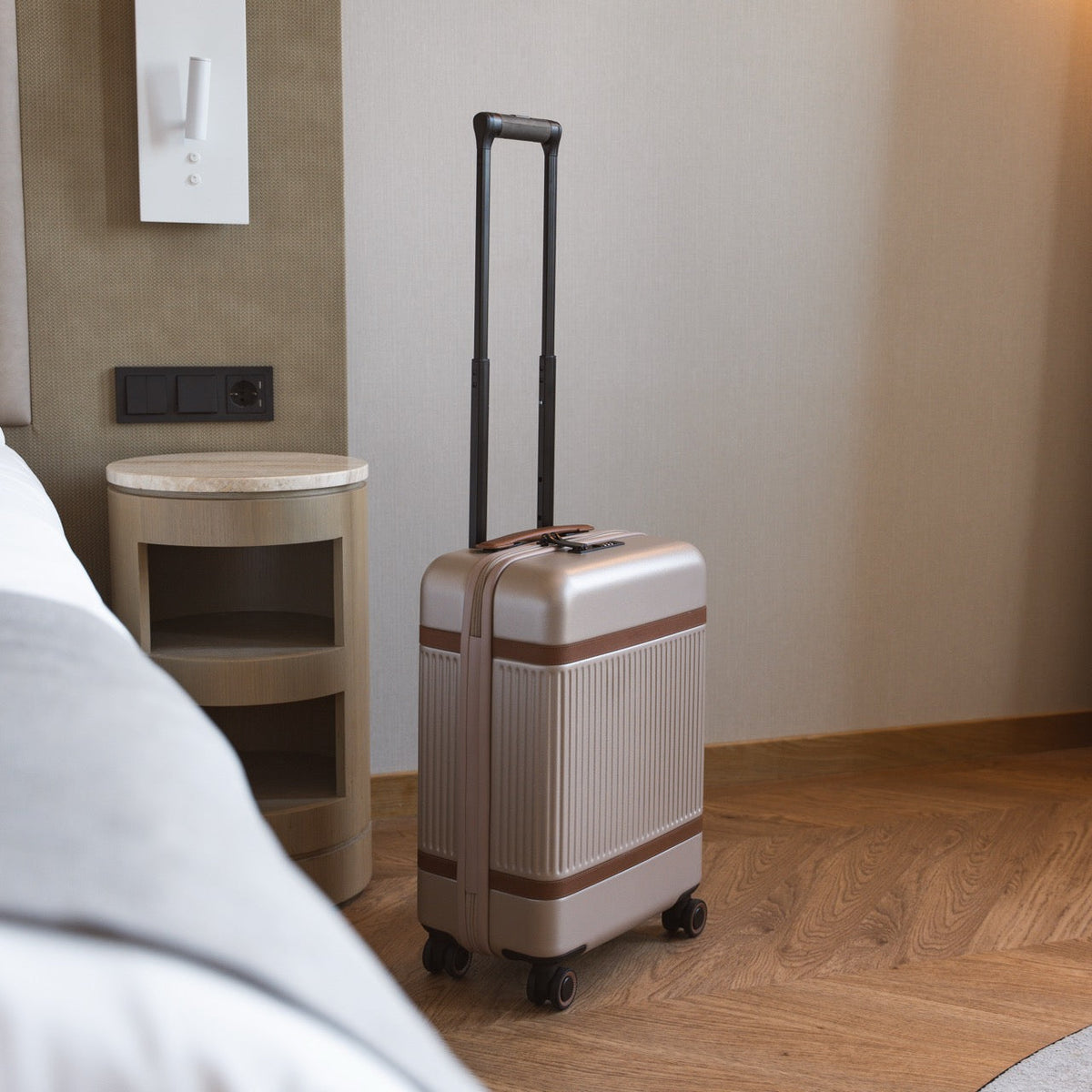 
Hand Luggage Suitcase Zuna 女士 - 展现立体袖型与合身版型的侧身视角
