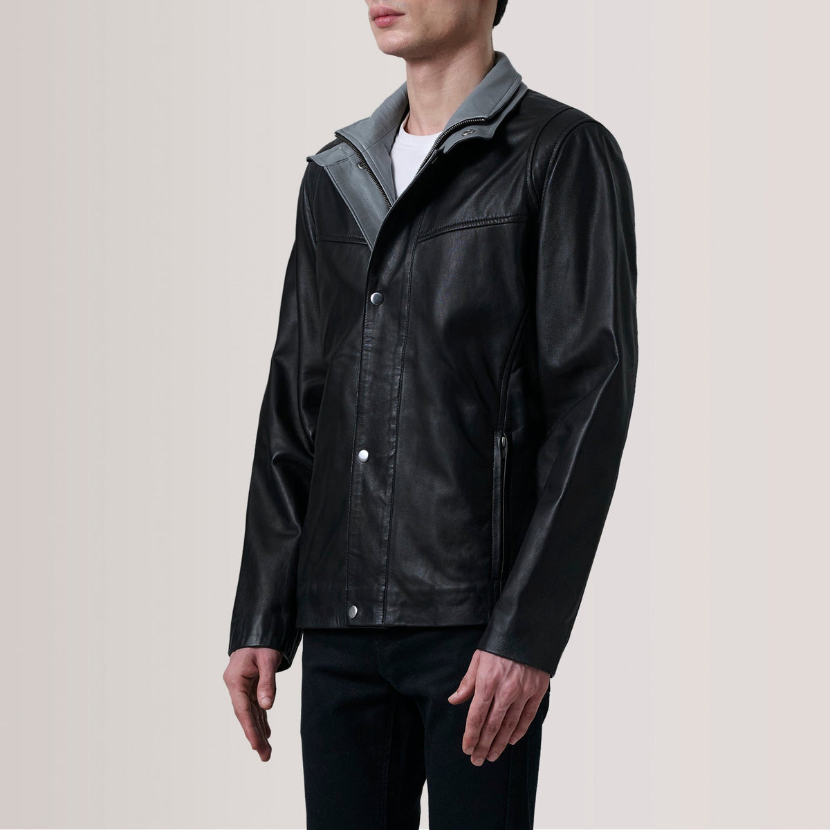 
Henrik Grey Suede Cafe Racer For Men - 展现立体袖型与合身版型的侧身视角