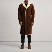 
Kolby Brown Suede Shearling Long Coat - 展现立体袖型与合身版型的侧身视角