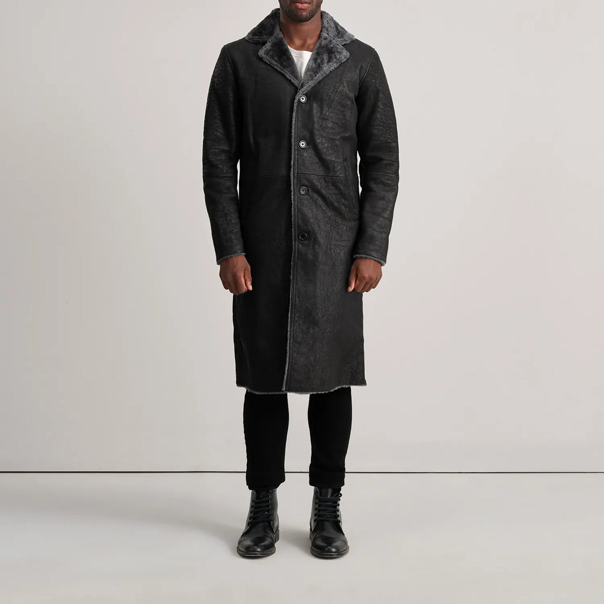 
Kolby Distressed Black Shearling Long Coat - 展现立体袖型与合身版型的侧身视角