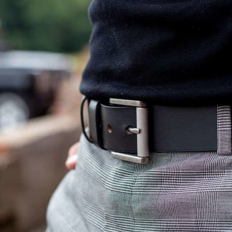 
Classic 100% Full-Grain leather Belt - 展现加固真皮背带与承重走线的背部视角