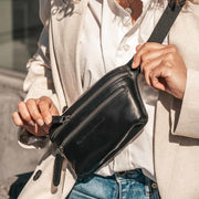 
Classic 100% Full-Grain leather Bag - 展现加固真皮背带与承重走线的背部视角