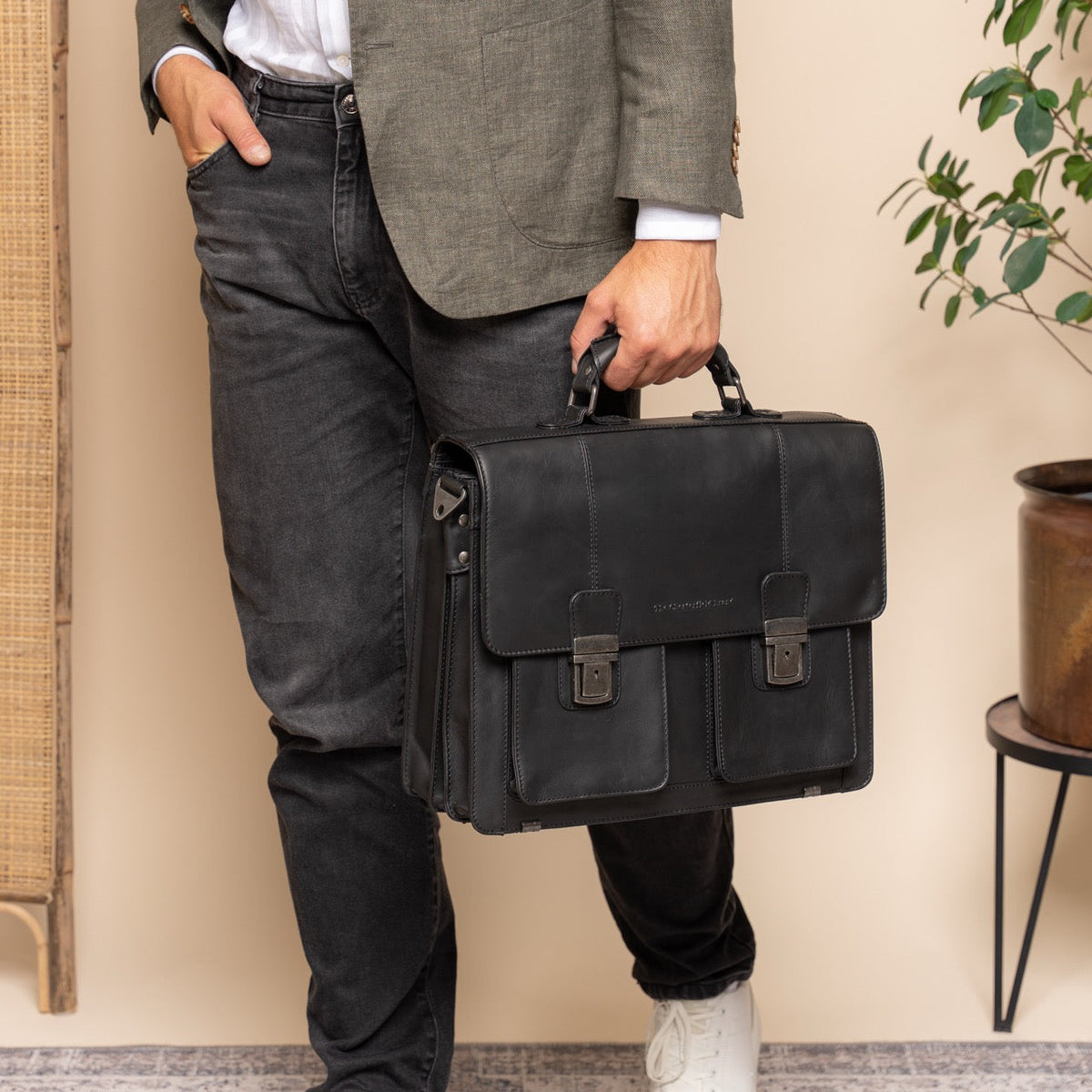 Solid Antique Brass Hardware &amp; Heavy-Duty Dual Zipper Detail on Springfield Full-Grain Leather Briefcase 女士