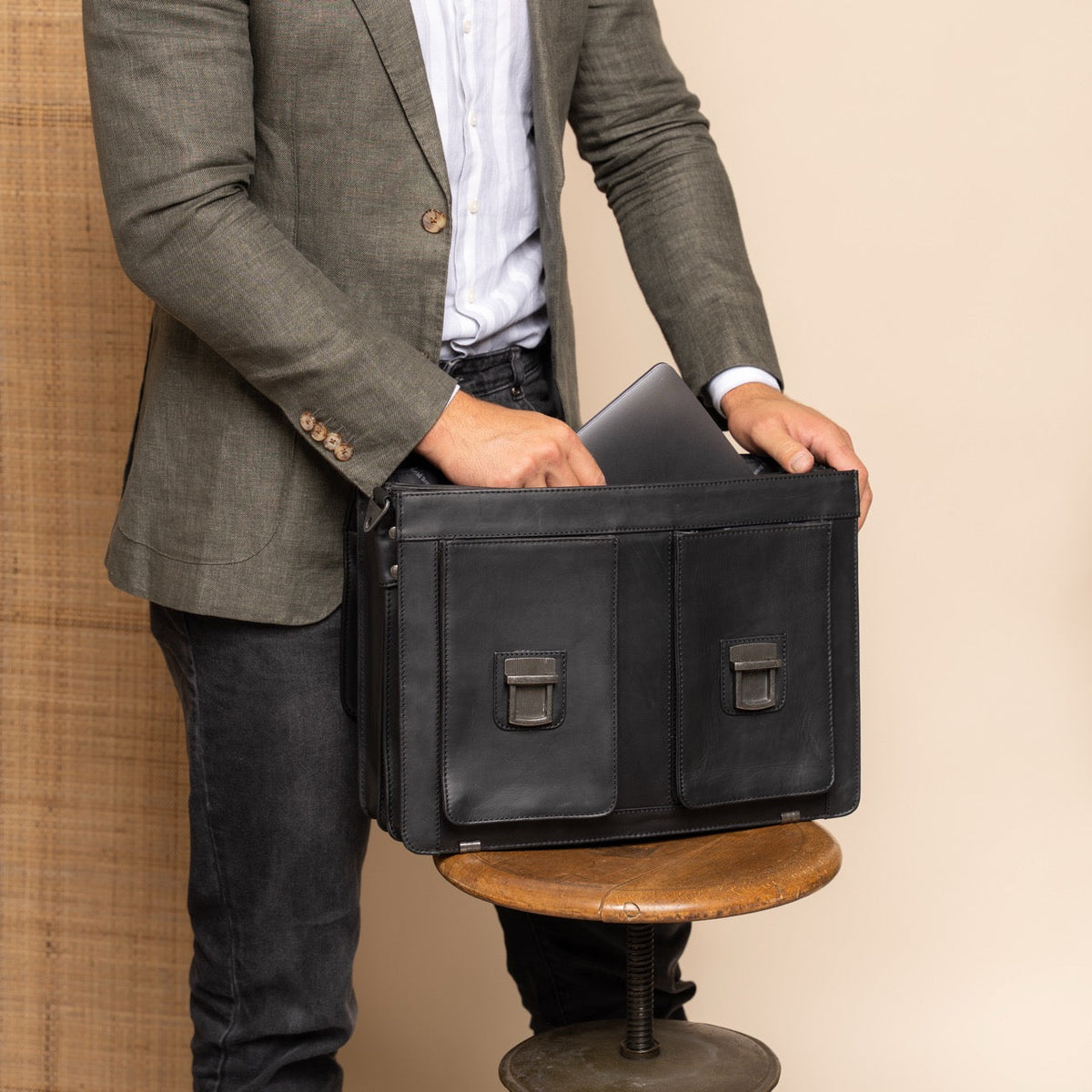 Springfield Full-Grain Leather Briefcase 女士 - Structured Side Profile Showing Gusset Depth &amp; Expansion Capacity