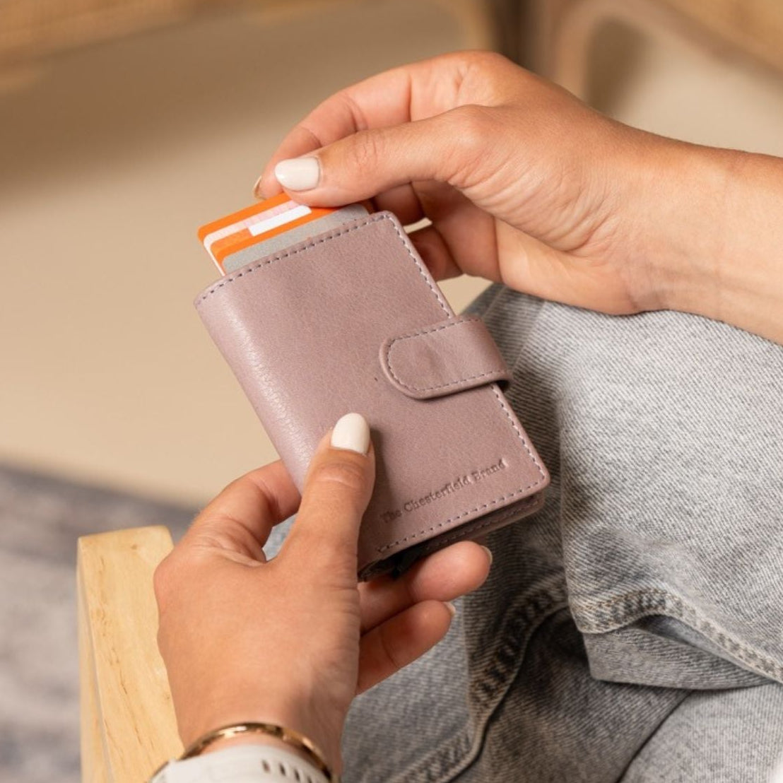 
Classic 100% Full-Grain Leather Card Holder - 展现加固真皮背带与承重走线的背部视角