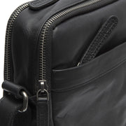 
Solid Antique Brass Hardware & Heavy-Duty Dual Zipper Detail on Alva 真皮斜挎包