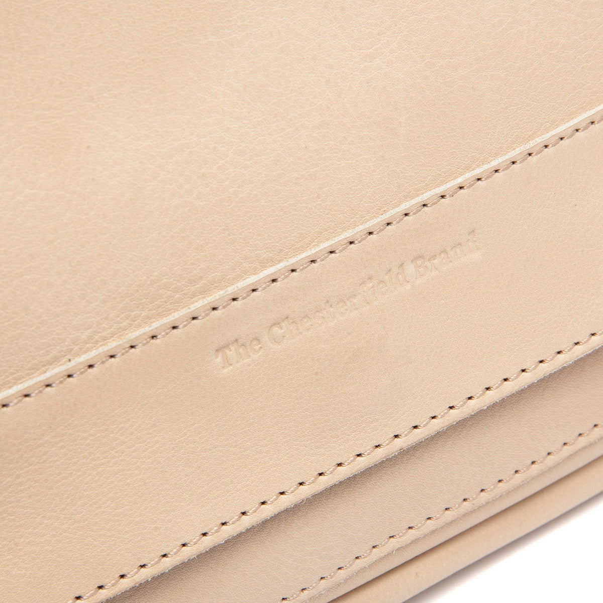 
Solid Antique Brass Hardware & Heavy-Duty Dual Zipper Detail on Ann 真皮斜挎包