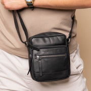 
Classic 100% Full-Grain leather Bag - 展现加固真皮背带与承重走线的背部视角