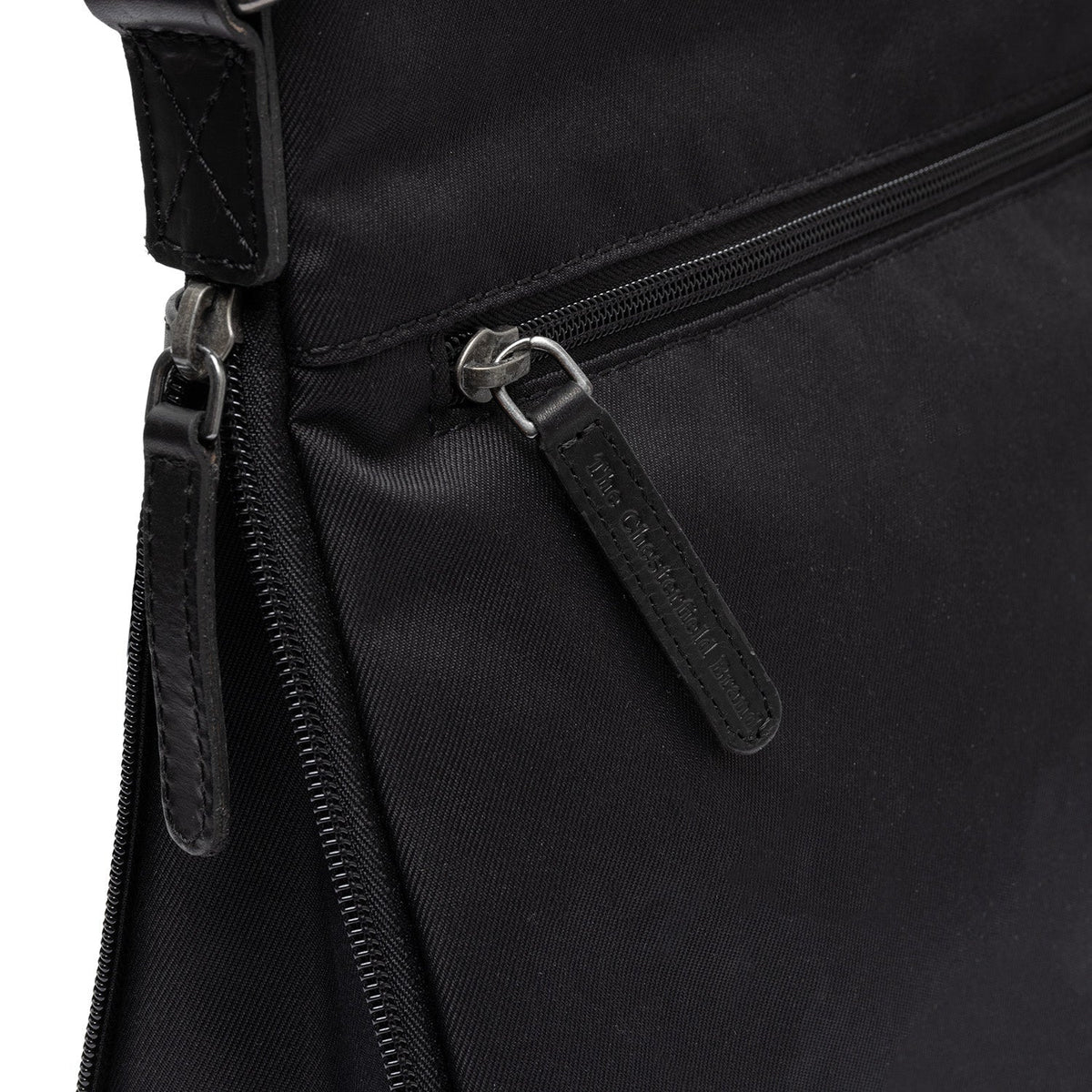 
Classic 100% Full-Grain leather Bag - 展现加固真皮背带与承重走线的背部视角