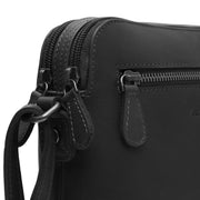 
Classic 100% Full-Grain leather Bag - 展现加固真皮背带与承重走线的背部视角