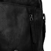 
Solid Antique Brass Hardware & Heavy-Duty Dual Zipper Detail on Remy 真皮斜挎包
