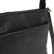 
Solid Antique Brass Hardware & Heavy-Duty Dual Zipper Detail on Salerno 真皮斜挎包