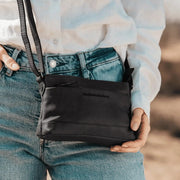 
Classic 100% Full-Grain leather Bag - 展现加固真皮背带与承重走线的背部视角