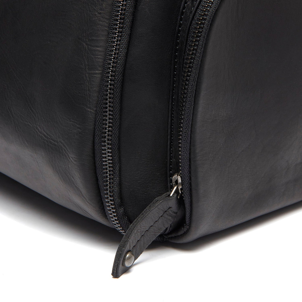 Leather Garment Bag Finlay 女士 - Lateral Side Profile View Showing Sleeve Cut &amp; Athletic Taper Fit