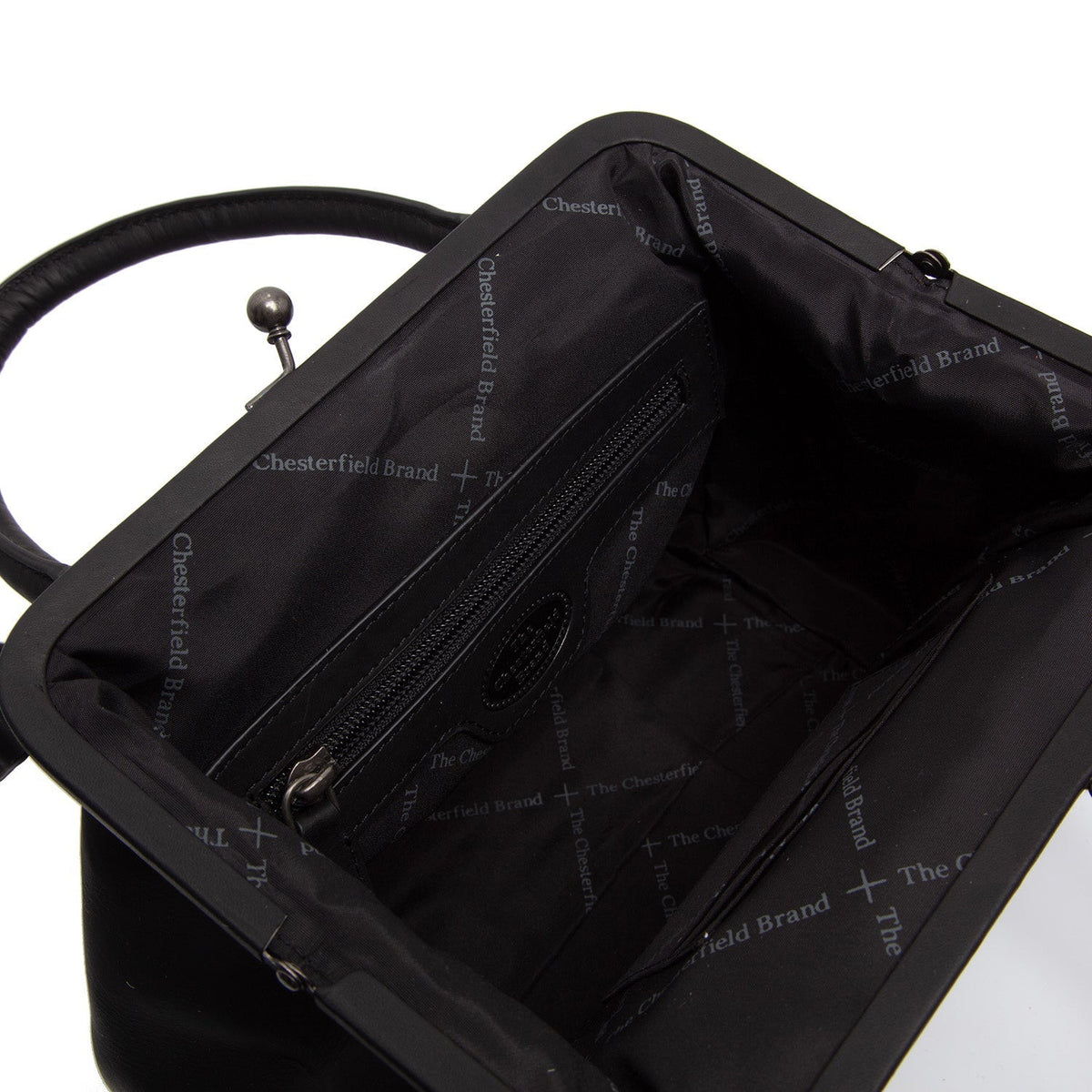 
细节特写 of Classic Collar & Heavy-Duty Zipper Hardware on Chili 真皮手提包