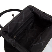 
细节特写 of Classic Collar & Heavy-Duty Zipper Hardware on Chili 真皮手提包