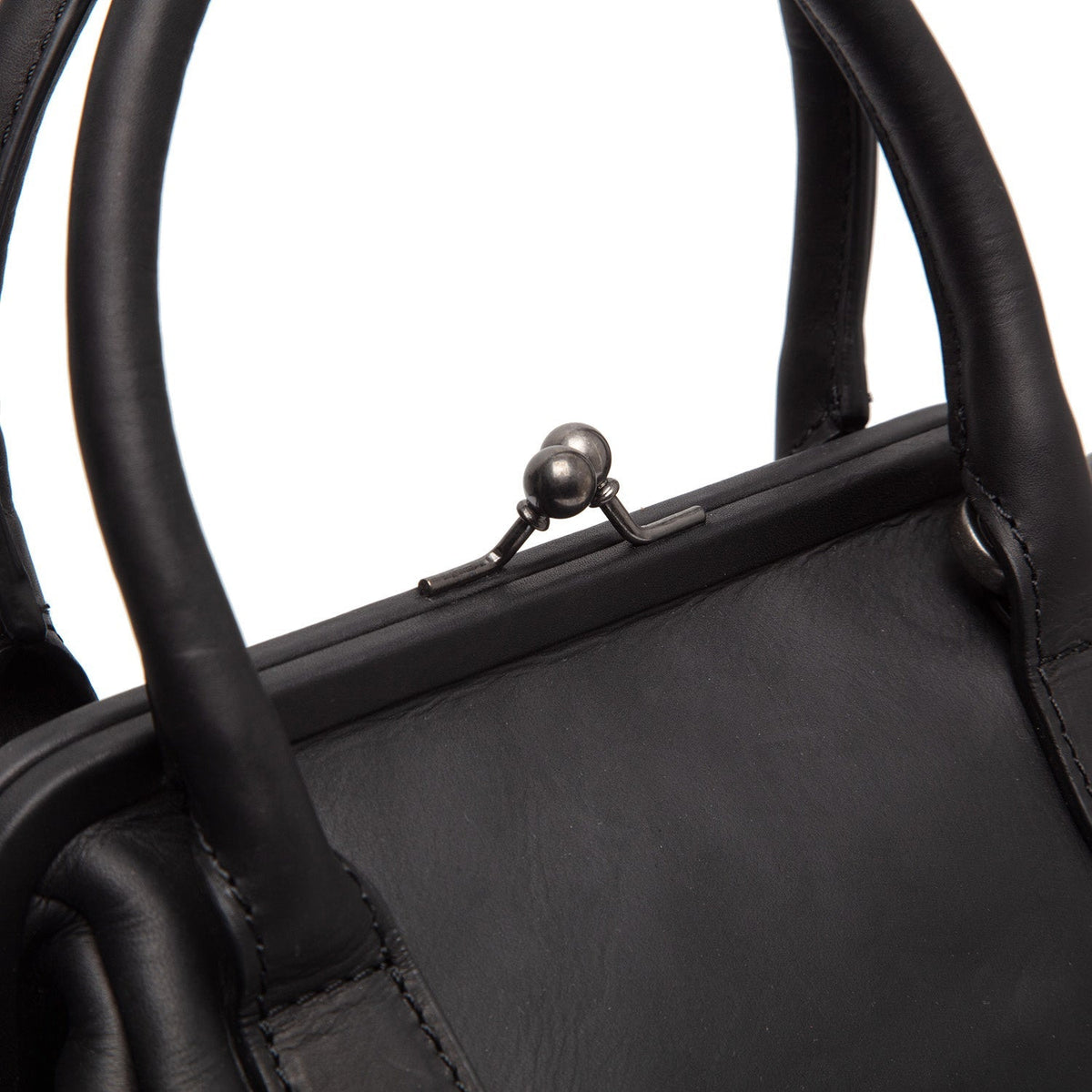 
Classic 100% Full-Grain leather Goods - 展现肩线贴合与利落下摆的背部视角