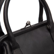 
Classic 100% Full-Grain leather Goods - 展现肩线贴合与利落下摆的背部视角