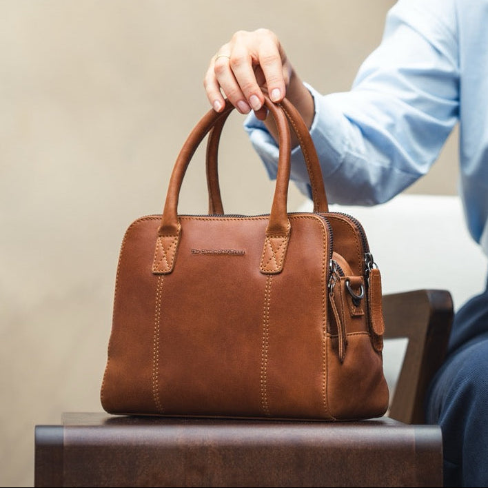 Styled Fit Perspective of Ezra Full-Grain Leather Handbag 女士 on Model - Natural Daylight Drape