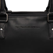 
Classic 100% Full-Grain leather Goods - 展现肩线贴合与利落下摆的背部视角