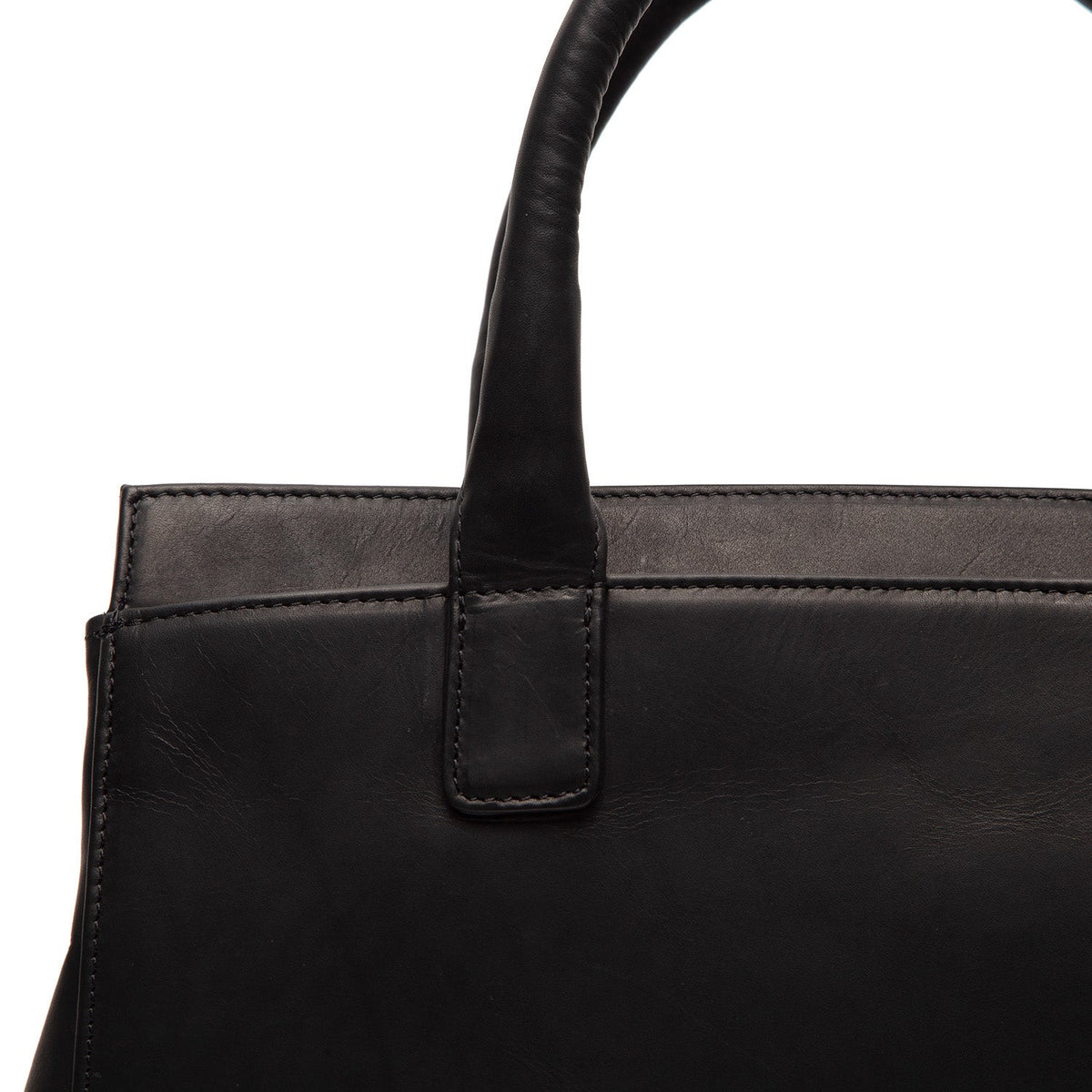 Close-Up Detail of Classic Collar &amp; Heavy-Duty Zipper Hardware on Garda Full-Grain Leather Handbag 女士
