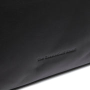 Close-Up Detail of Classic Collar &amp; Heavy-Duty Zipper Hardware on Hermosa Full-Grain Leather Handbag 女士