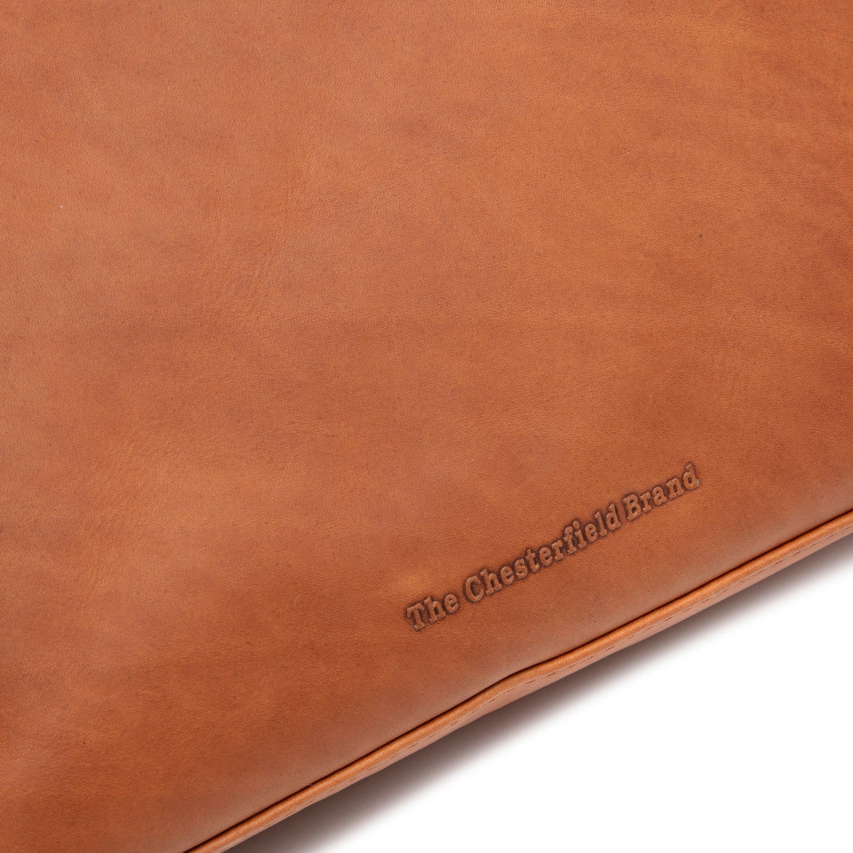 
Classic 100% Full-Grain leather Goods - 展现肩线贴合与利落下摆的背部视角