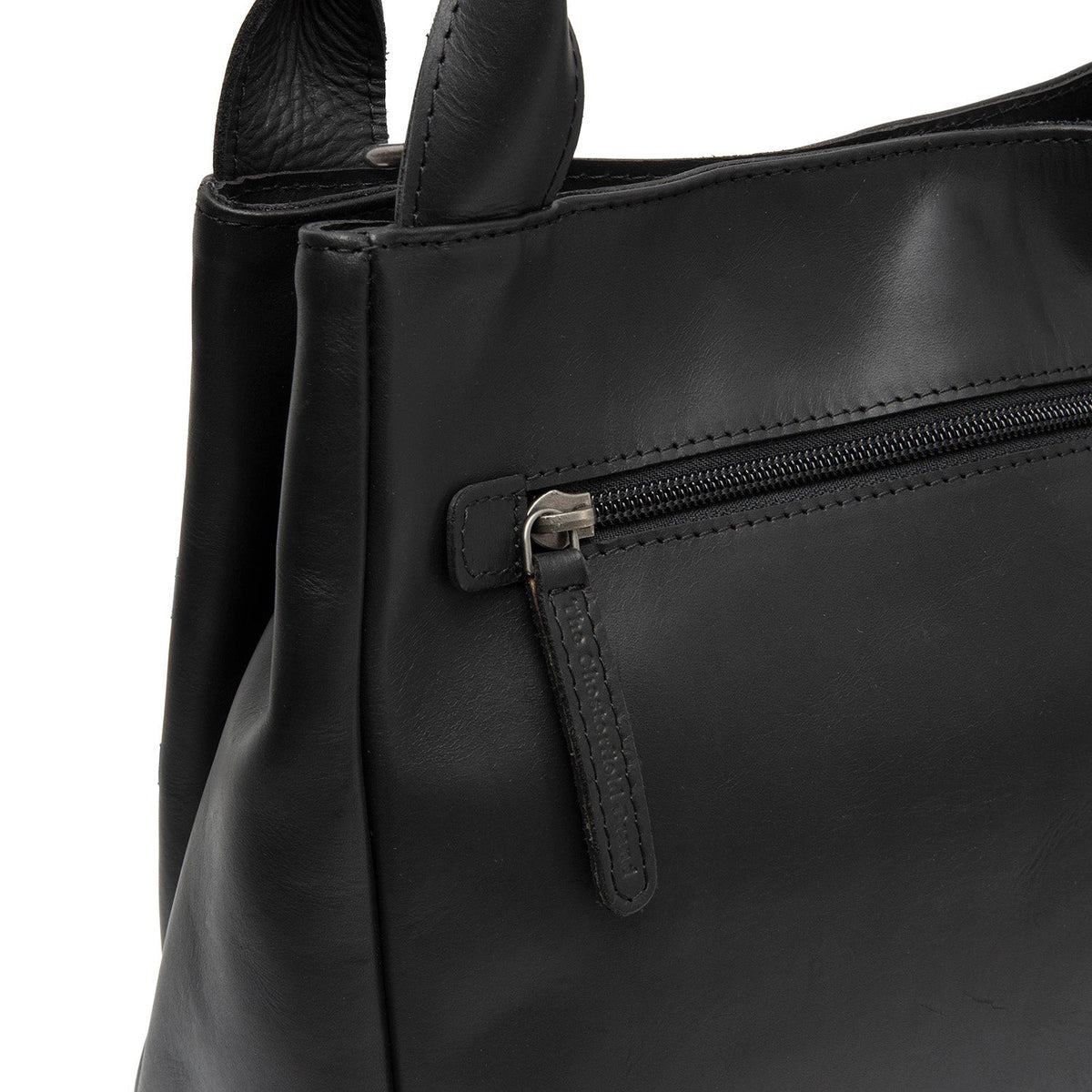 Close-Up Detail of Classic Collar &amp; Heavy-Duty Zipper Hardware on Tenara Full-Grain Leather Handbag 女士