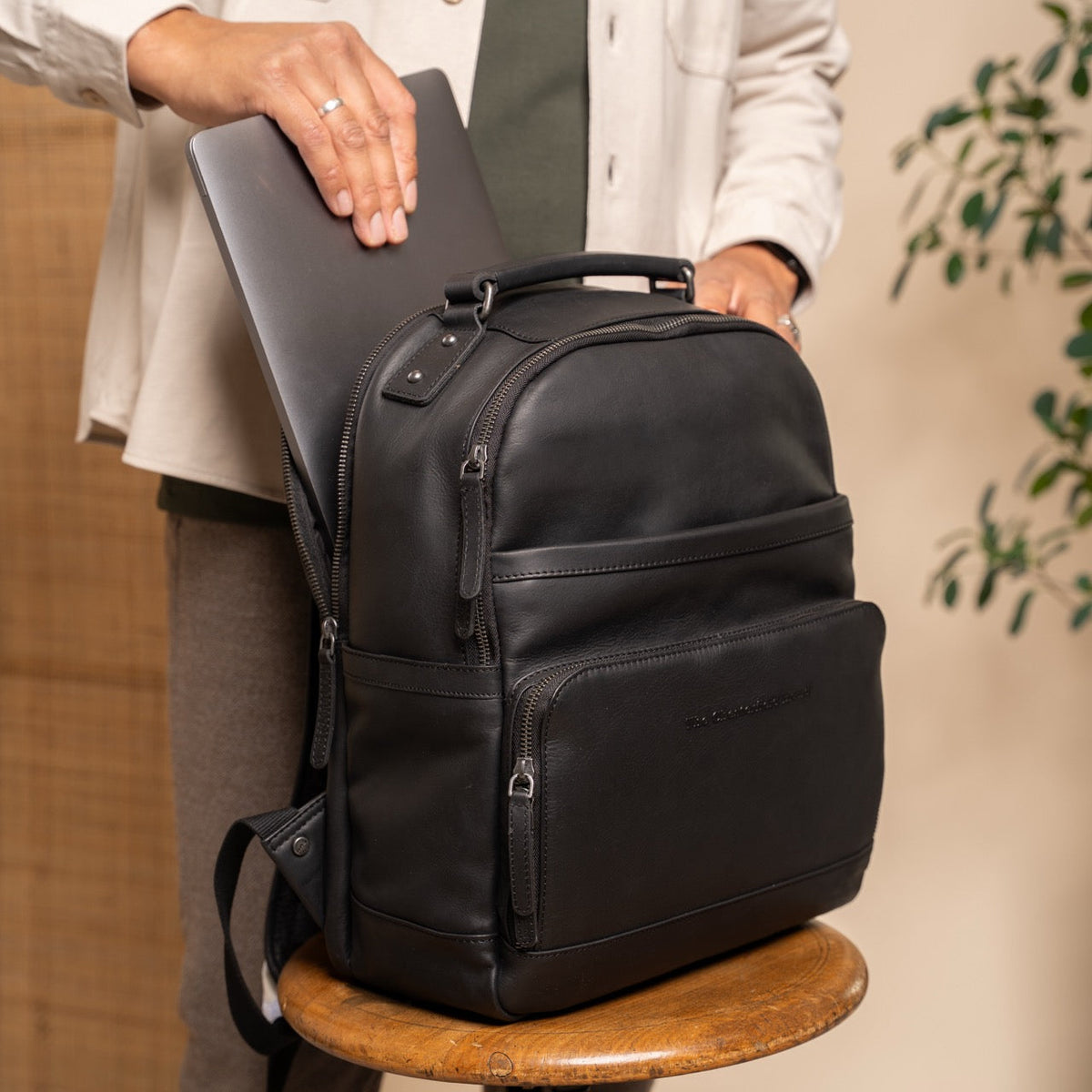 Austin Full-Grain Leather Laptop Backpack 女士 - Structured Side Profile Showing Gusset Depth &amp; Expansion Capacity