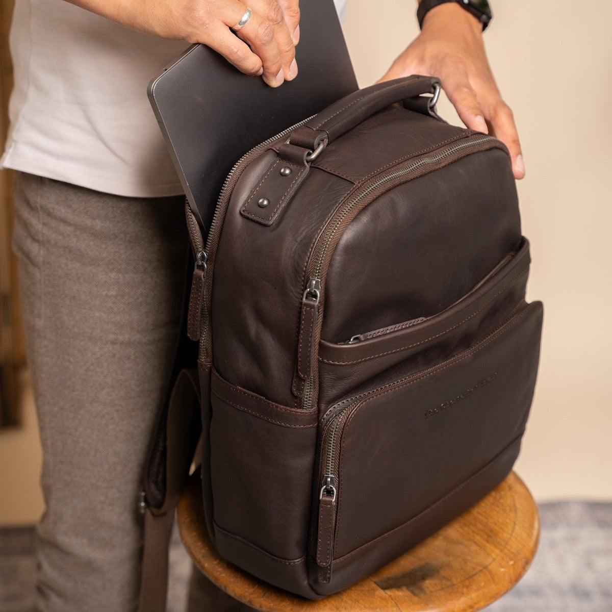 Austin Full-Grain Leather Laptop Backpack 女士 – alternate product view 3
