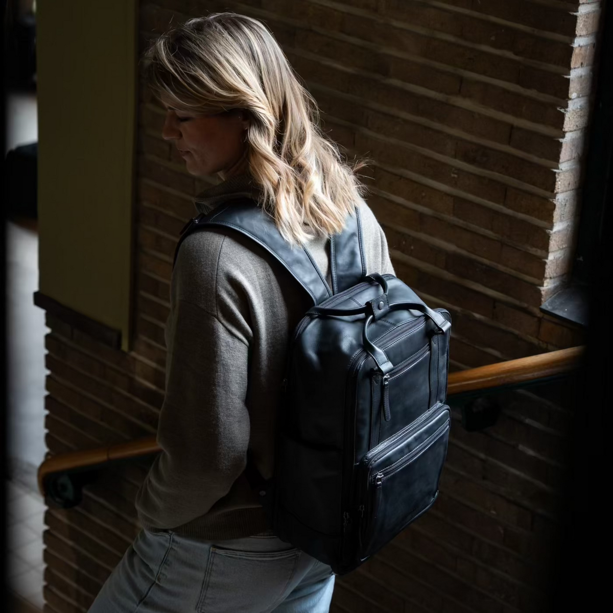 Calden Full-Grain Leather Laptop Backpack 女士 - Structured Side Profile Showing Gusset Depth &amp; Expansion Capacity